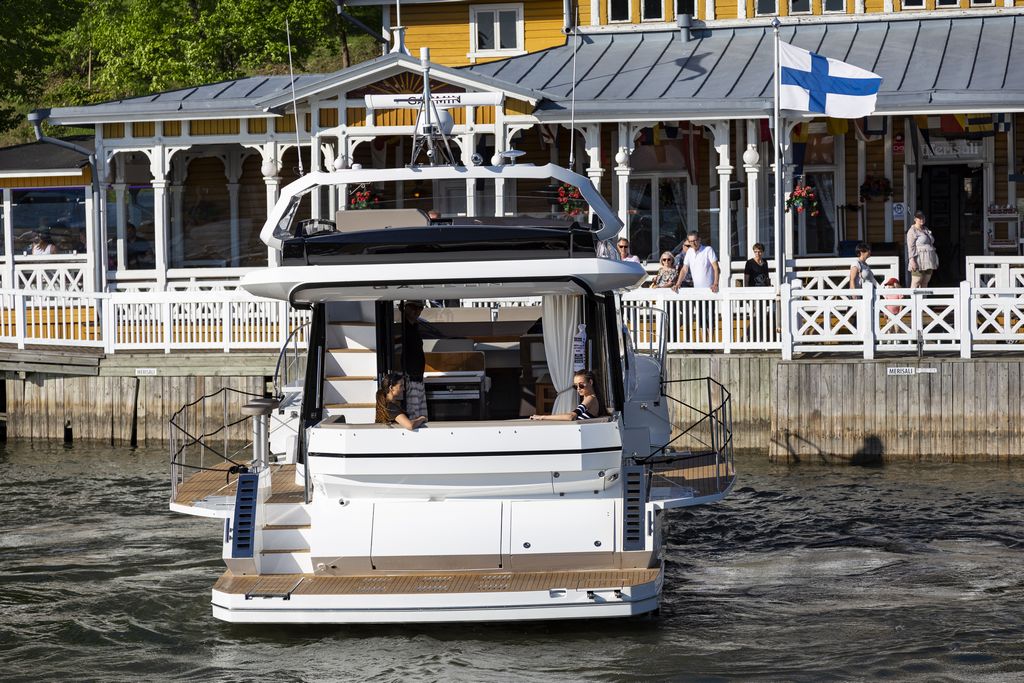 Galeon 470 SKYDECK Cockpit image 28
