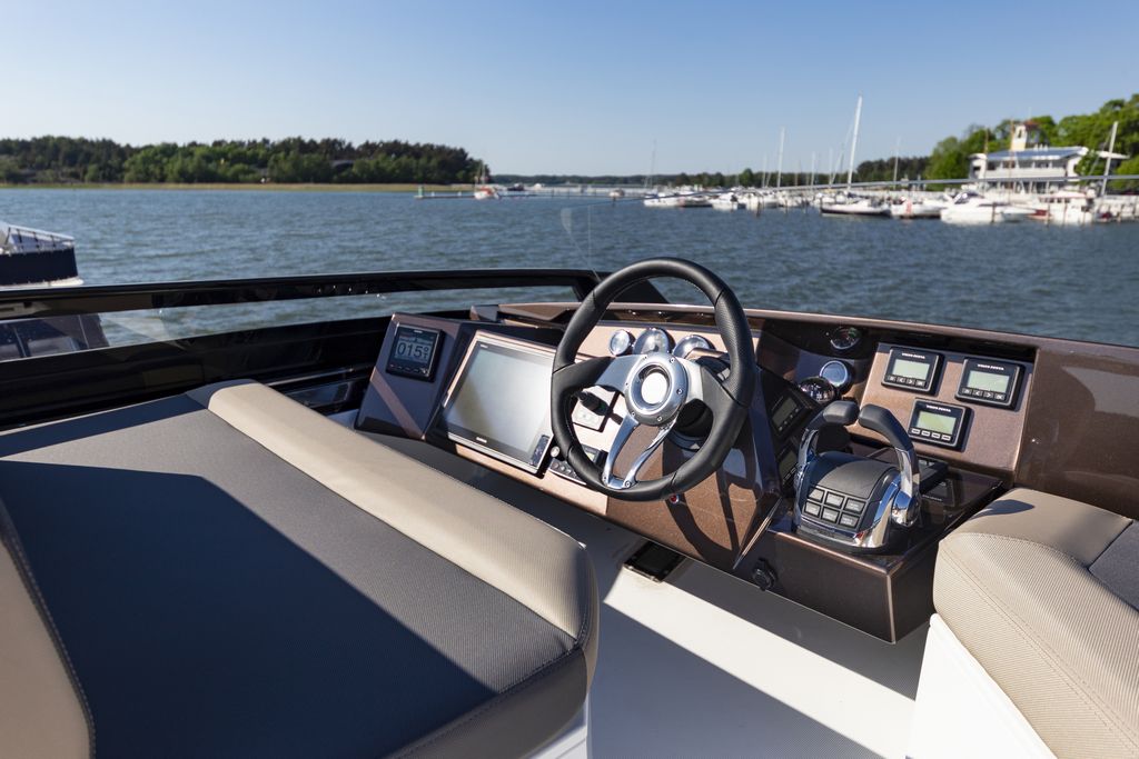 Galeon 470 SKYDECK Cockpit image 37