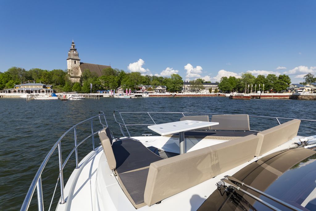 Galeon 470 SKYDECK Cockpit image 39