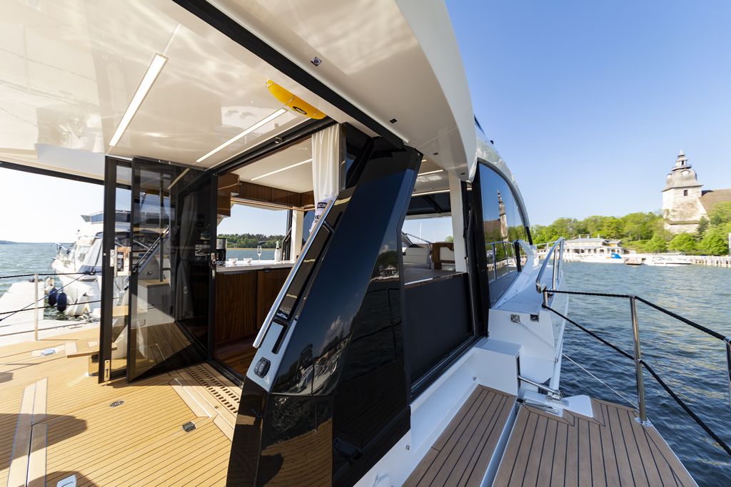 Galeon 470 SKYDECK Cockpit image 41