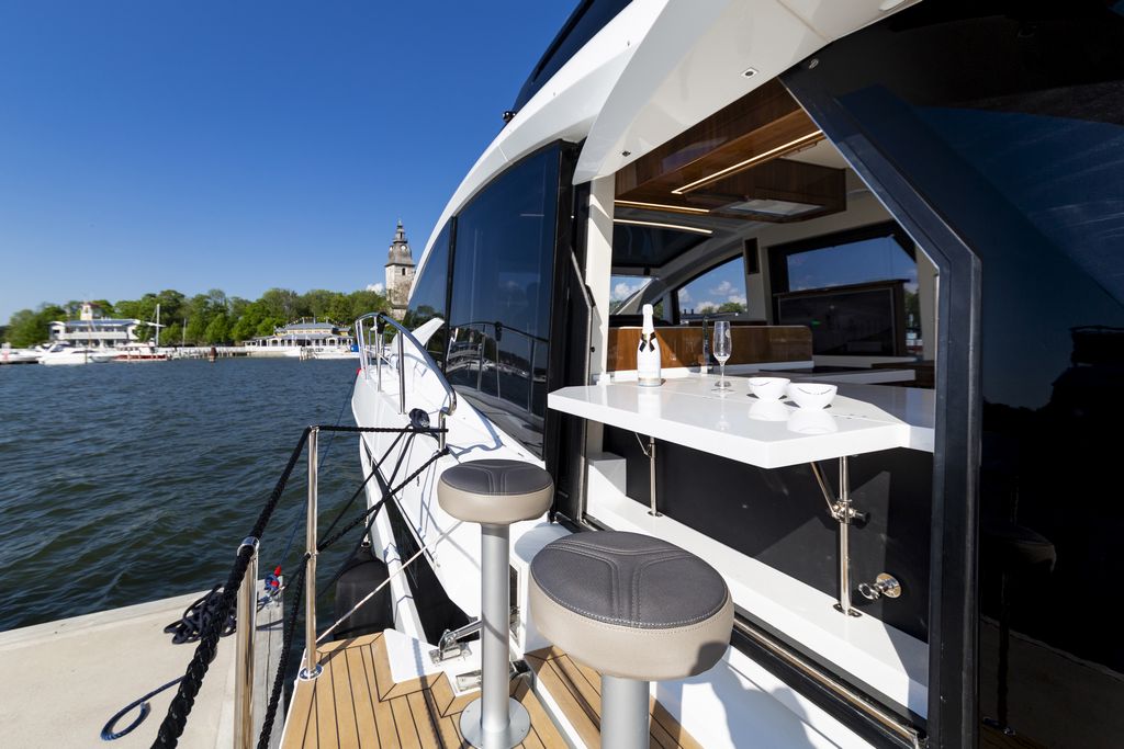 Galeon 470 SKYDECK Cockpit image 42