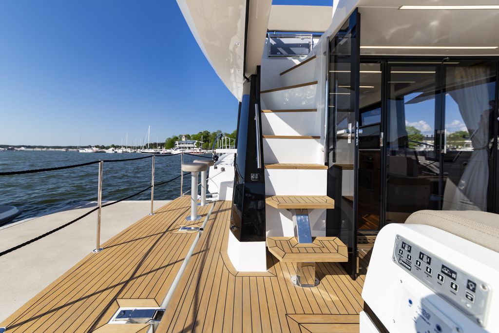Galeon 470 SKYDECK Cockpit image 43