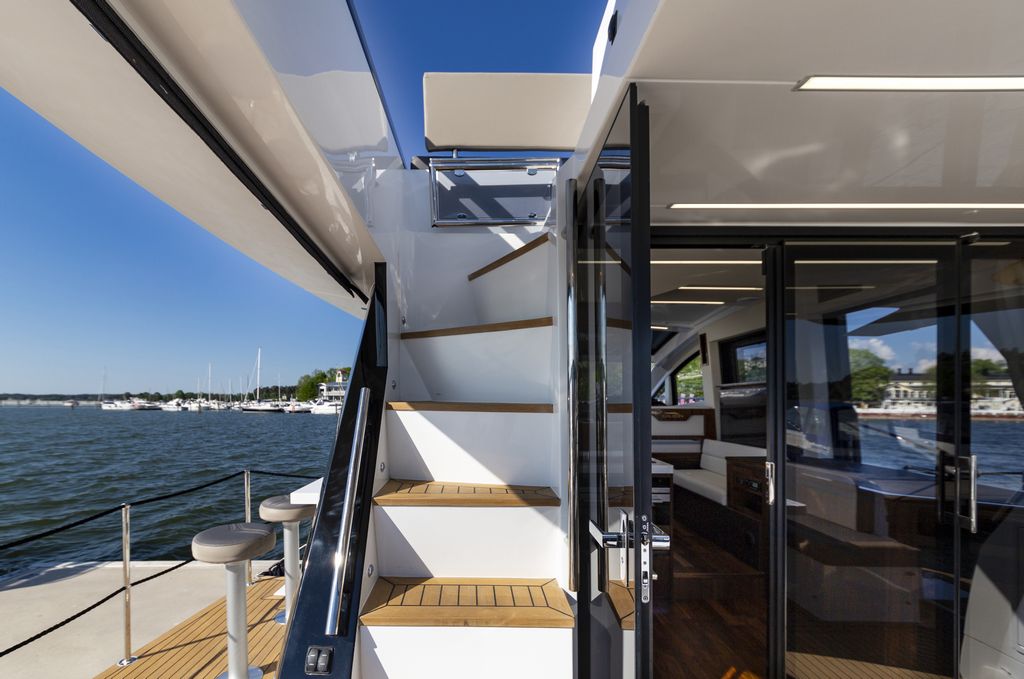 Galeon 470 SKYDECK Cockpit image 44