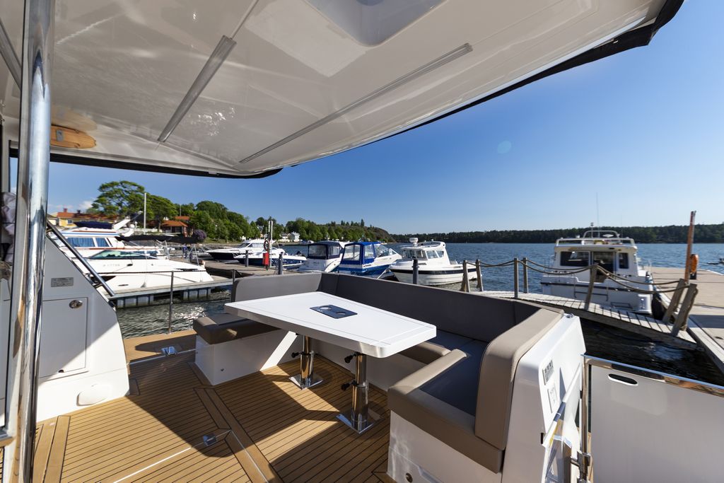 Galeon 470 SKYDECK Cockpit image 45