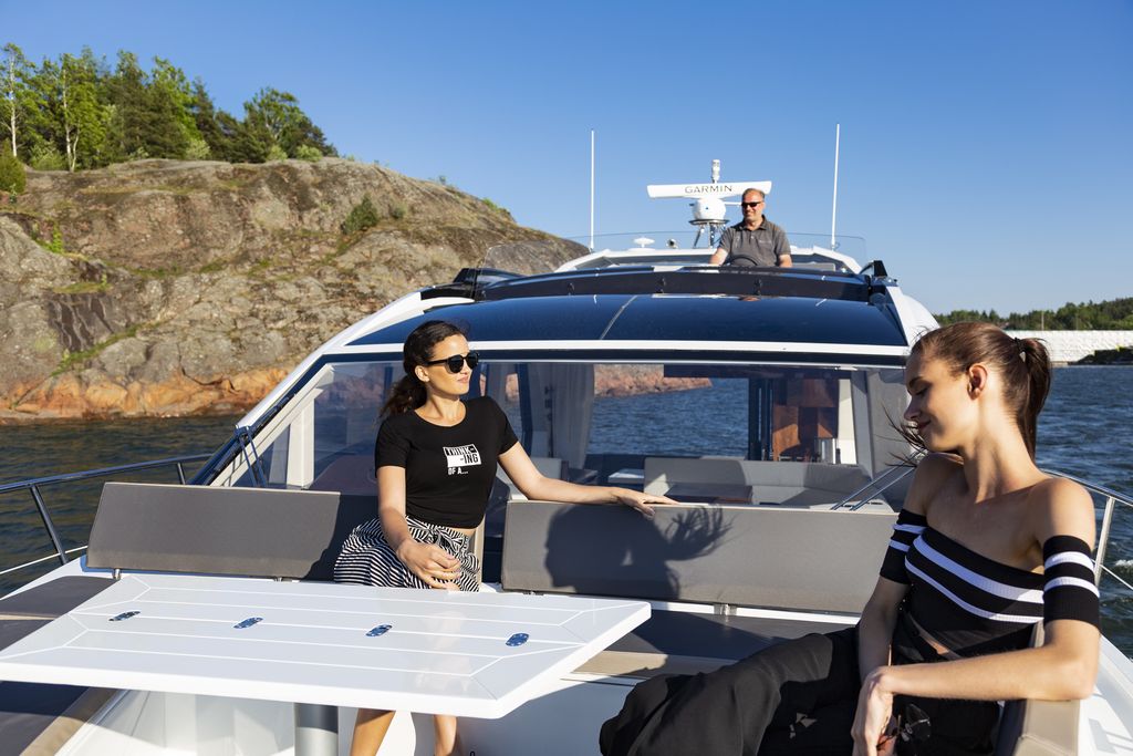 Galeon 470 SKYDECK Cockpit image 6