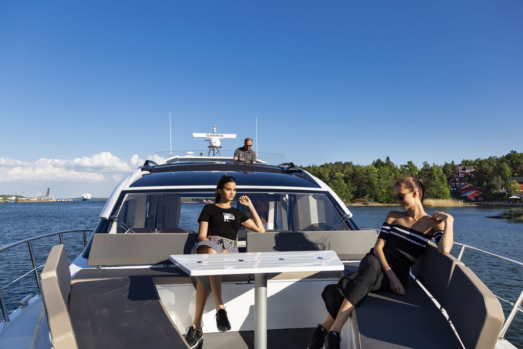 Galeon 470 SKYDECK Cockpit image 8