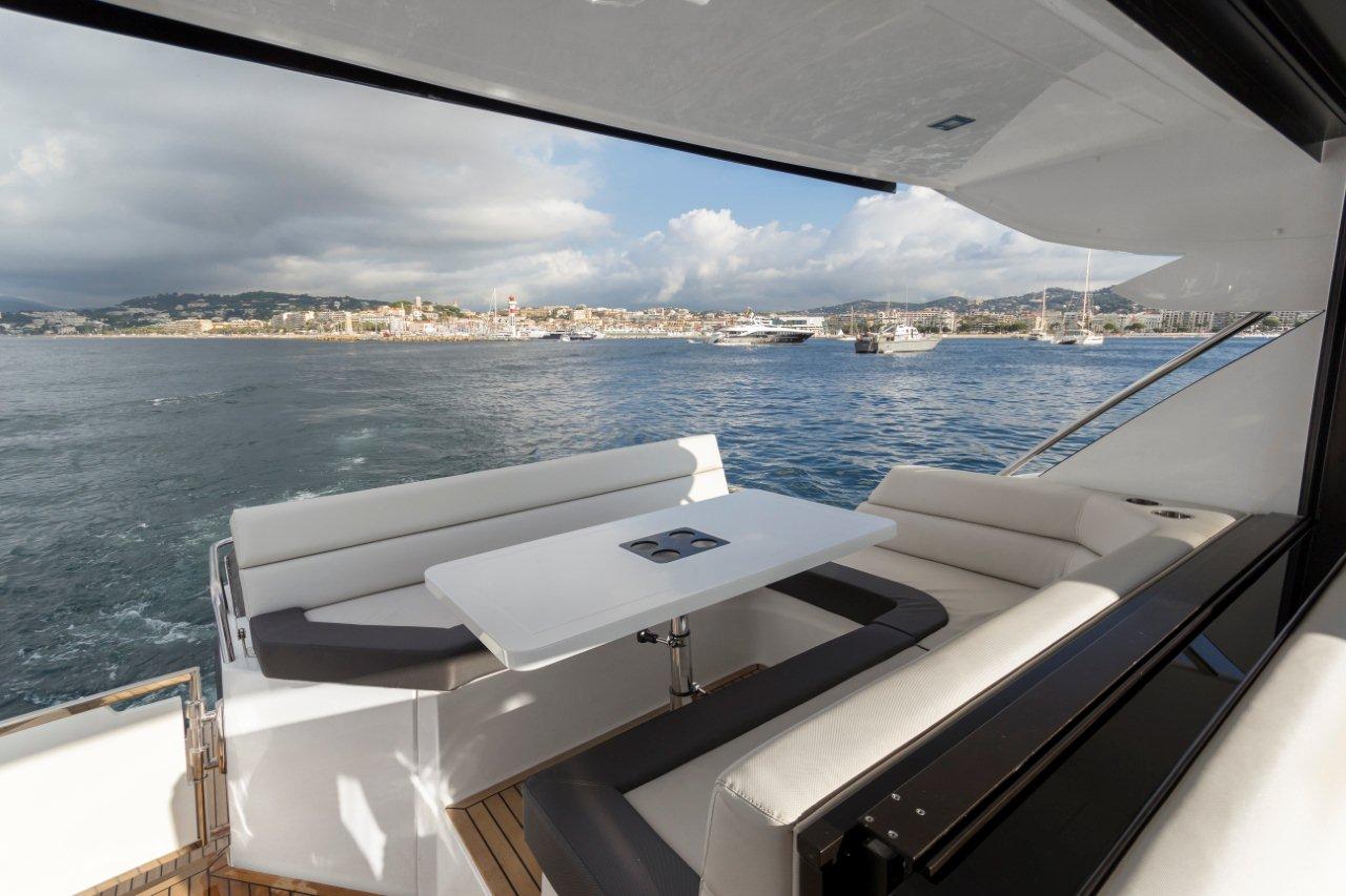 Galeon 485 HTS Cockpit image 1