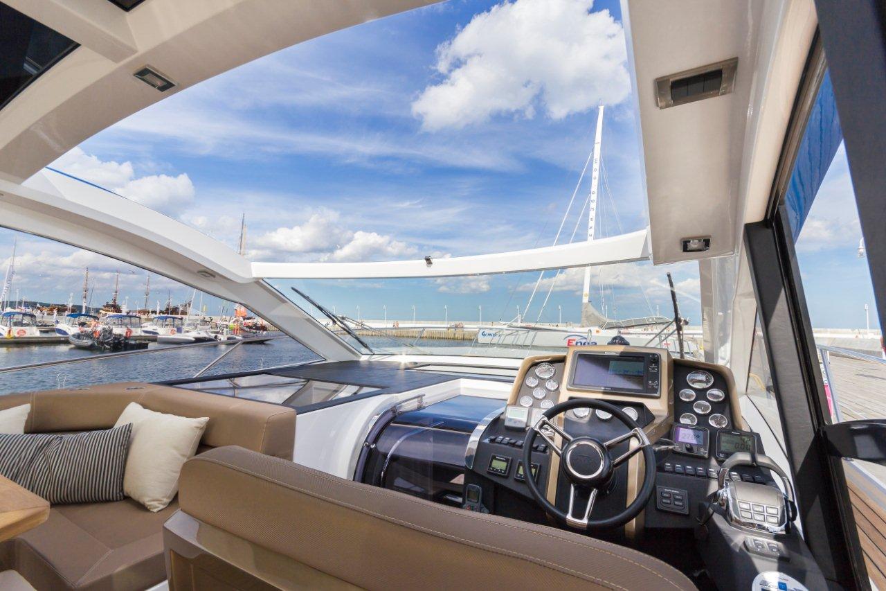 Galeon 485 HTS Cockpit image 10
