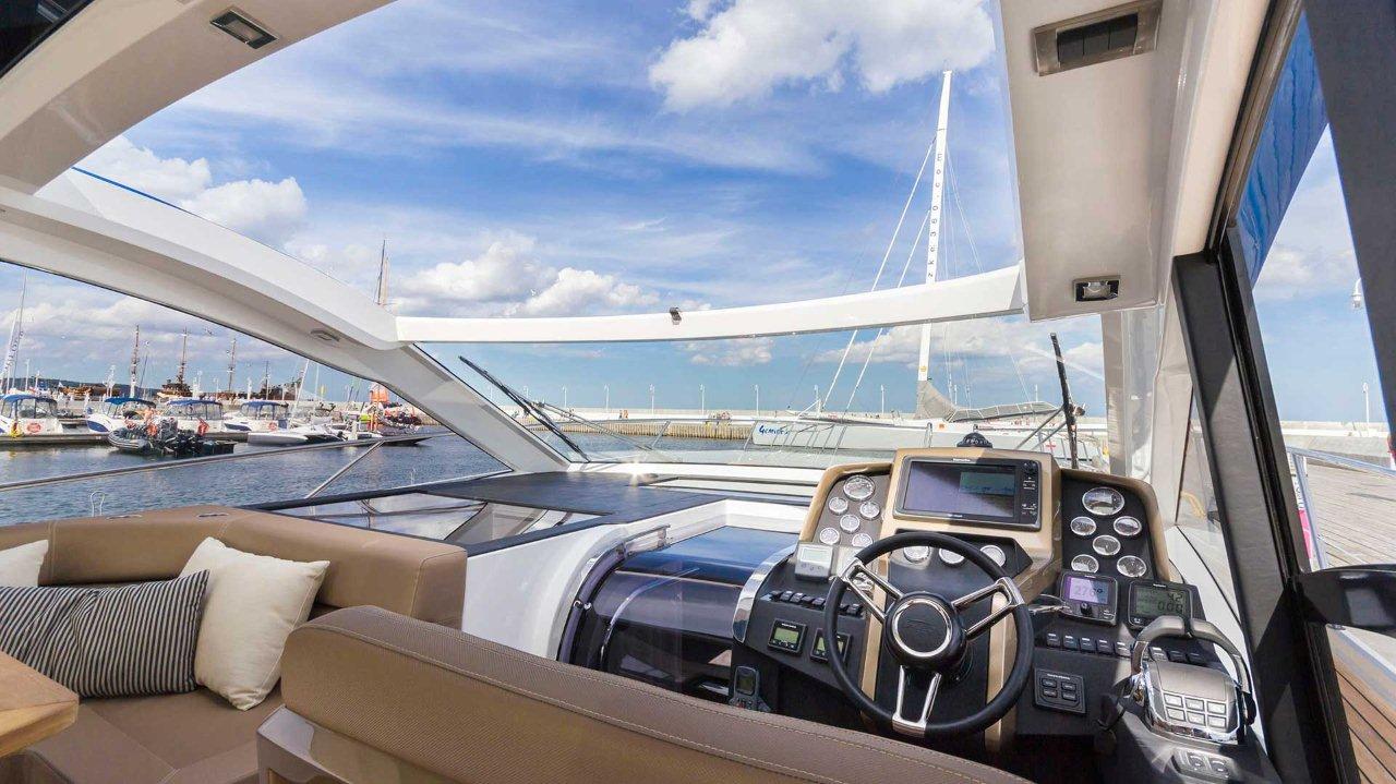 Galeon 485 HTS Cockpit image 11