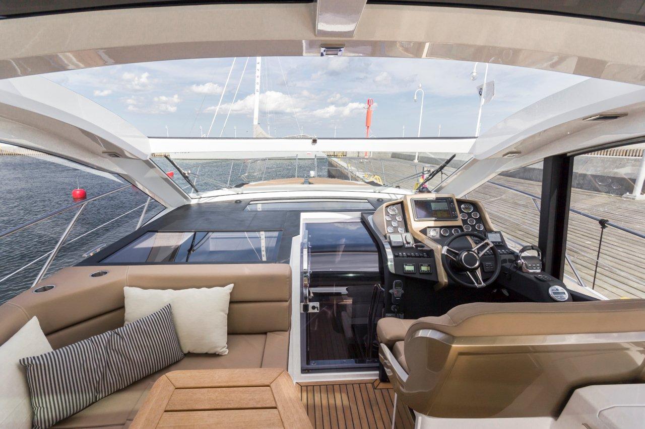 Galeon 485 HTS Cockpit image 12