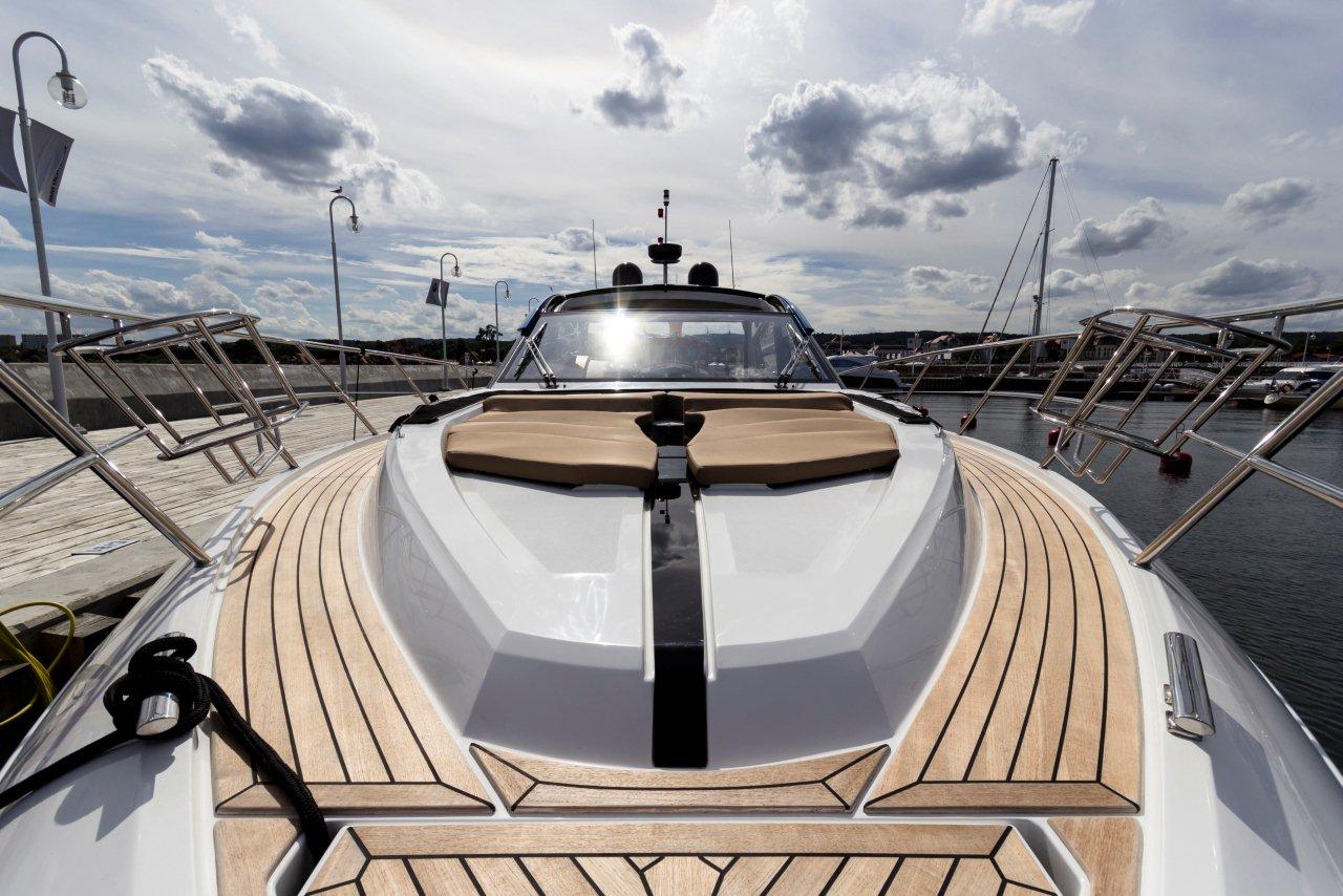 Galeon 485 HTS Cockpit image 13