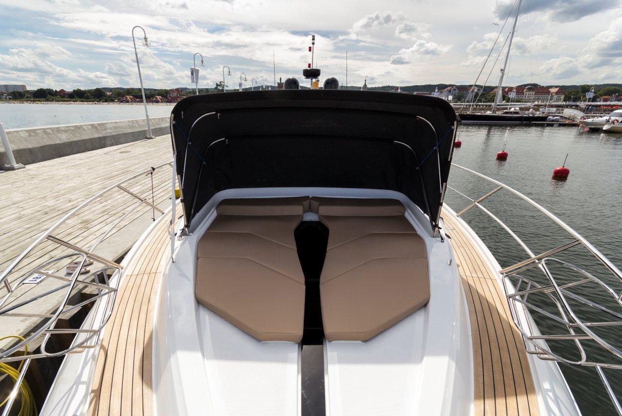Galeon 485 HTS Cockpit image 15