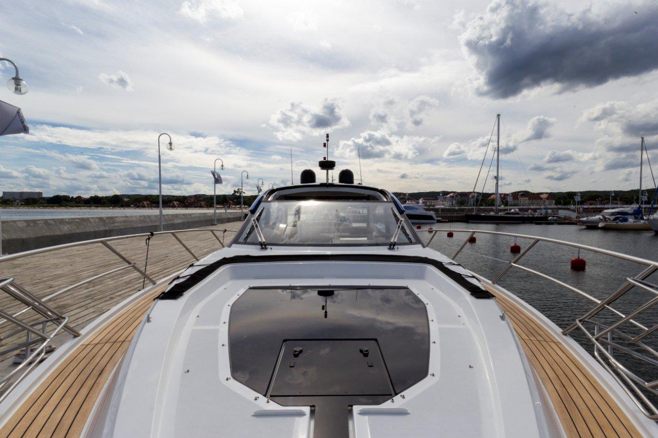 Galeon 485 HTS Cockpit image 16