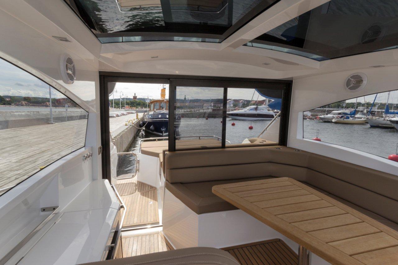 Galeon 485 HTS Cockpit image 19