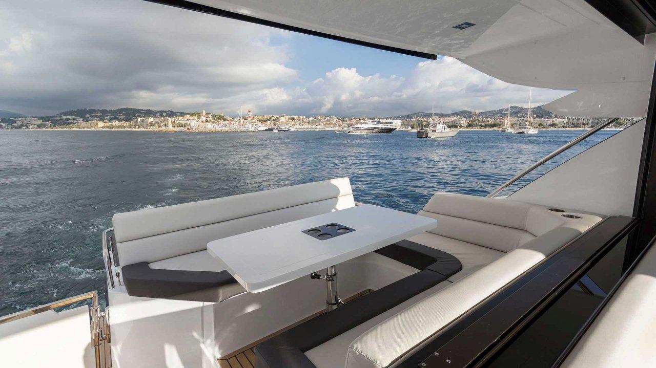 Galeon 485 HTS Cockpit image 2