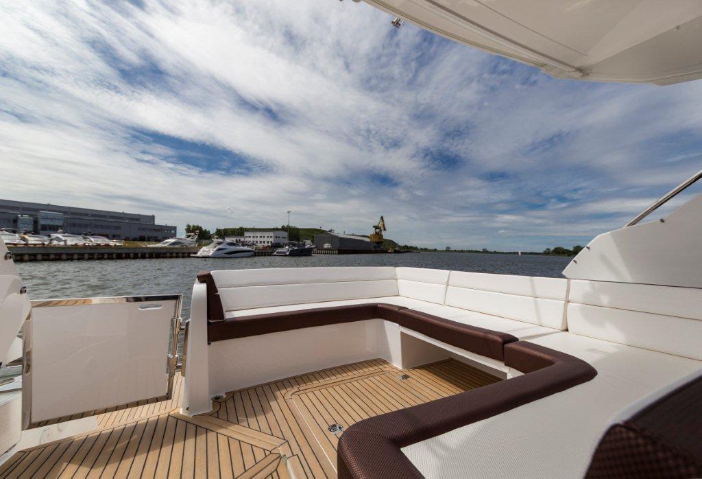 Galeon 485 HTS Cockpit image 25