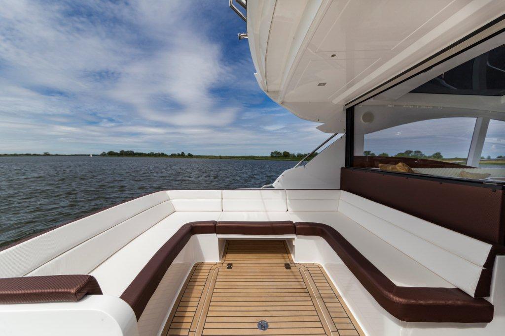 Galeon 485 HTS Cockpit image 26
