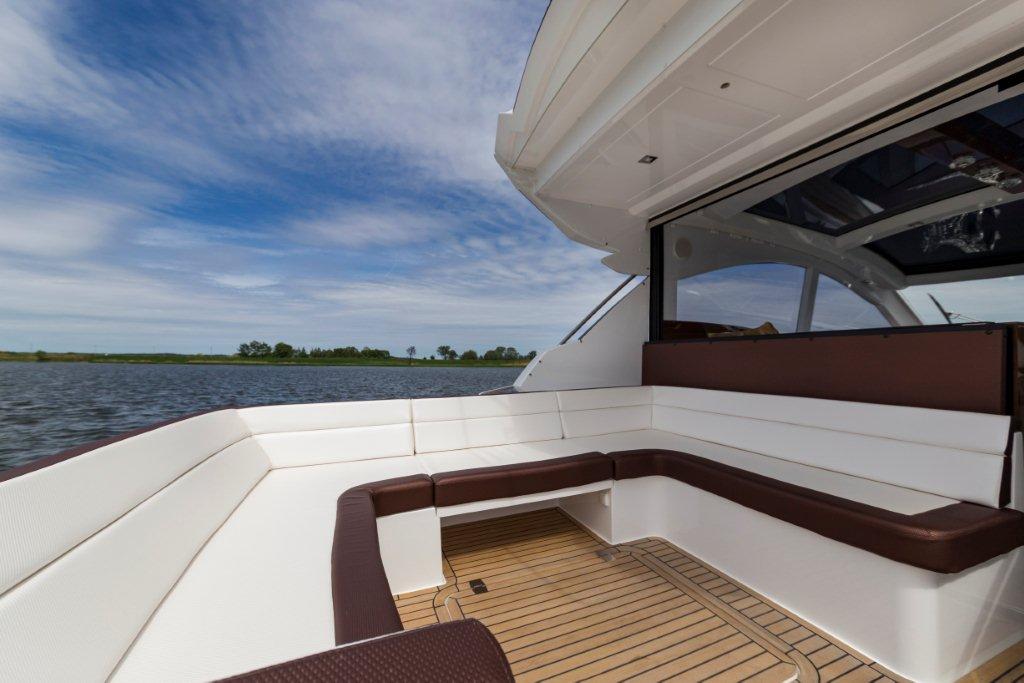 Galeon 485 HTS Cockpit image 27