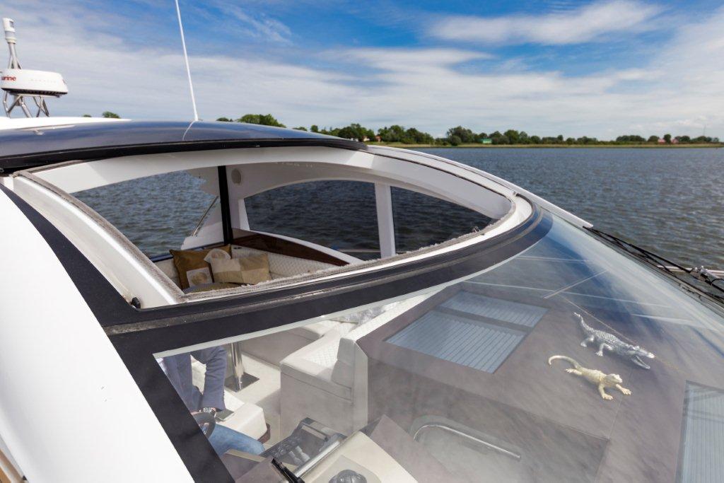 Galeon 485 HTS Cockpit image 29