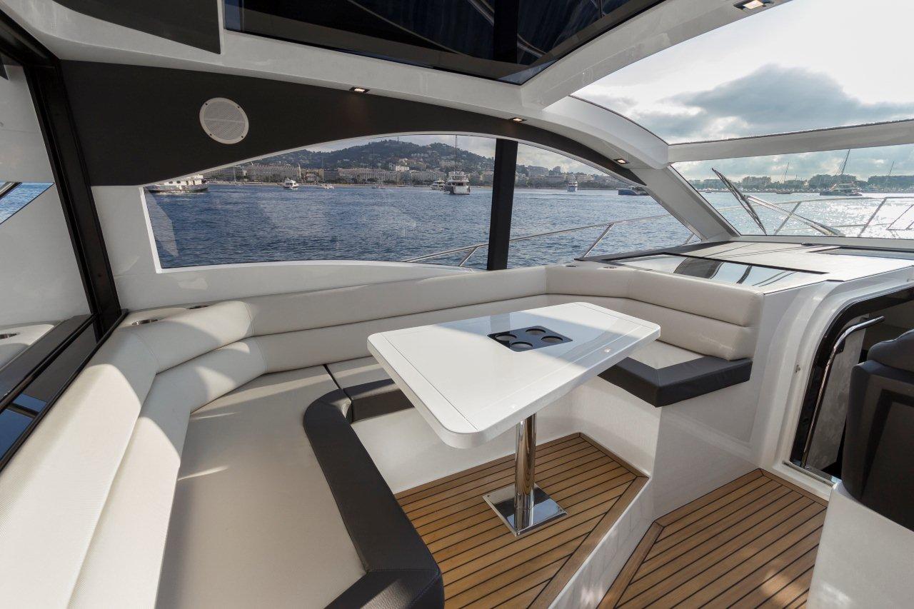 Galeon 485 HTS Cockpit image 3