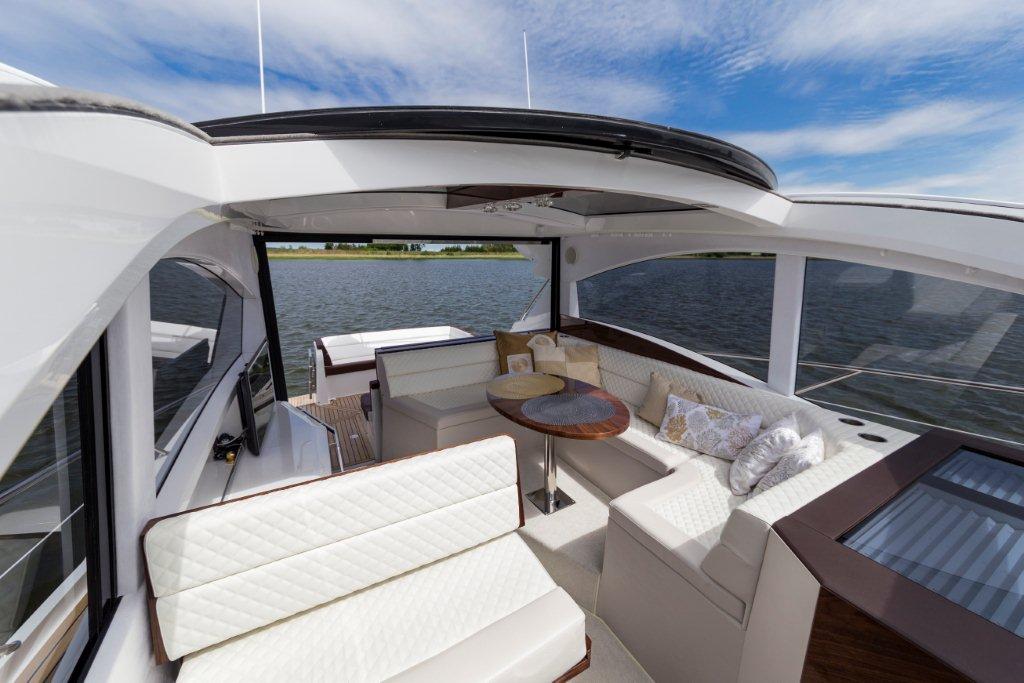 Galeon 485 HTS Cockpit image 30