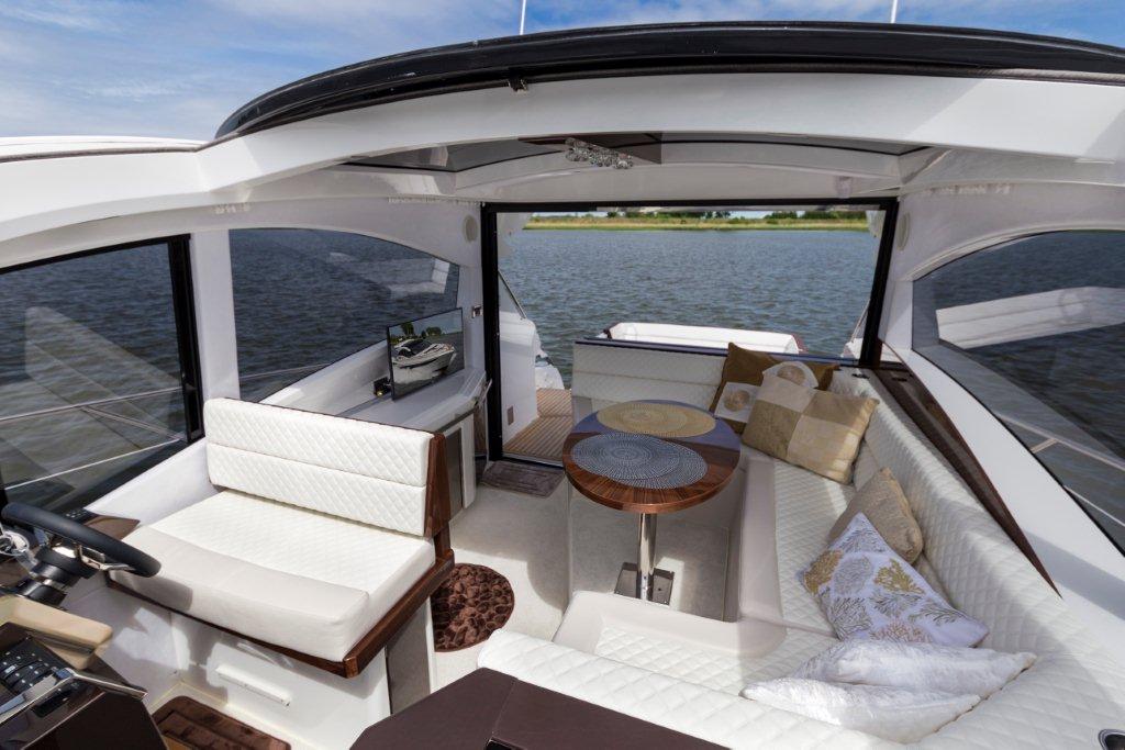 Galeon 485 HTS Cockpit image 31