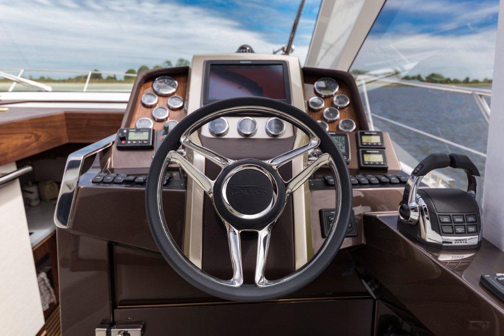 Galeon 485 HTS Cockpit image 33