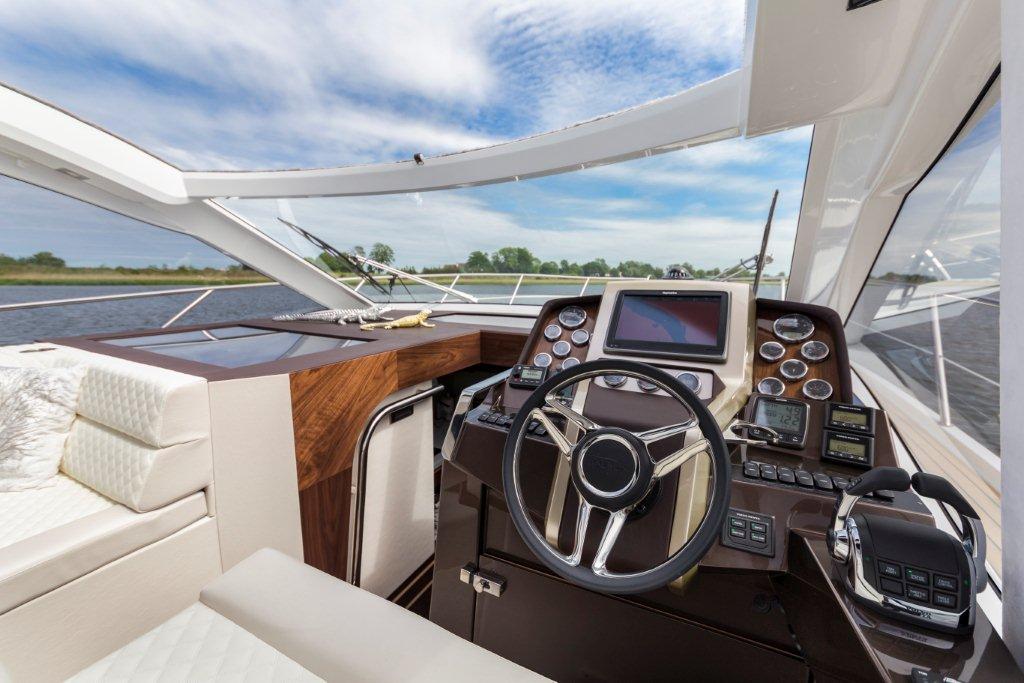 Galeon 485 HTS Cockpit image 36