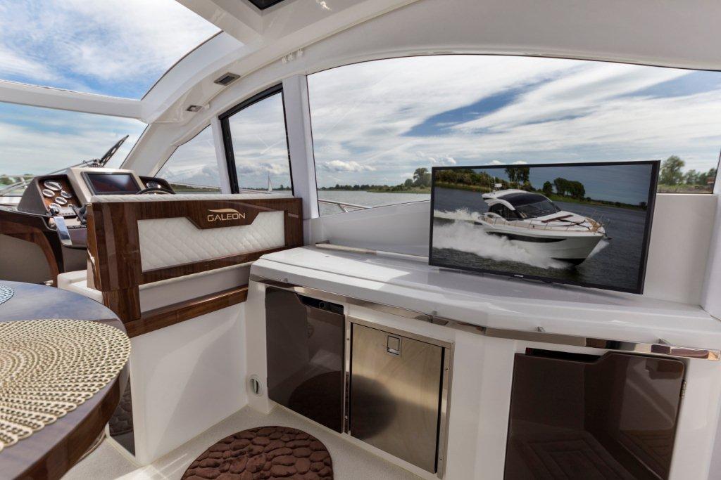 Galeon 485 HTS Cockpit image 38