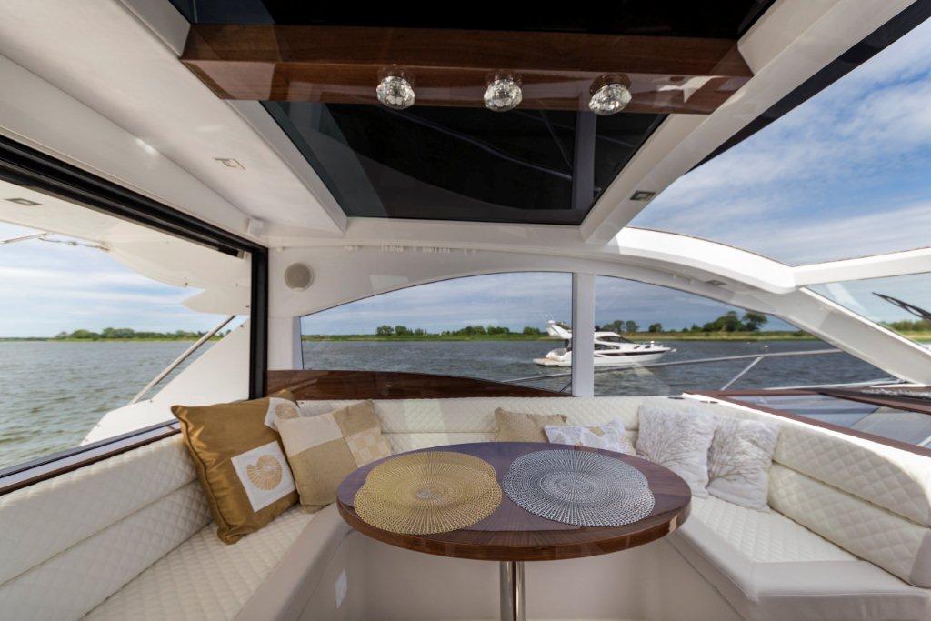 Galeon 485 HTS Cockpit image 40