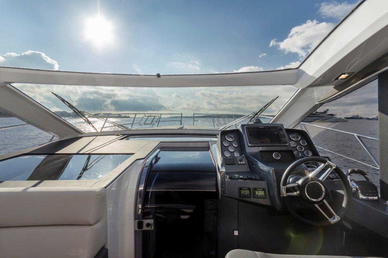 Galeon 485 HTS Cockpit image 8