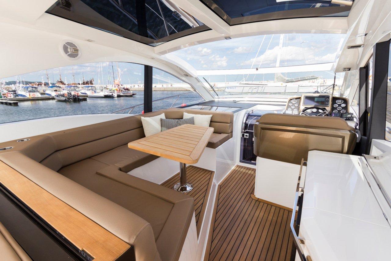 Galeon 485 HTS Cockpit image 9