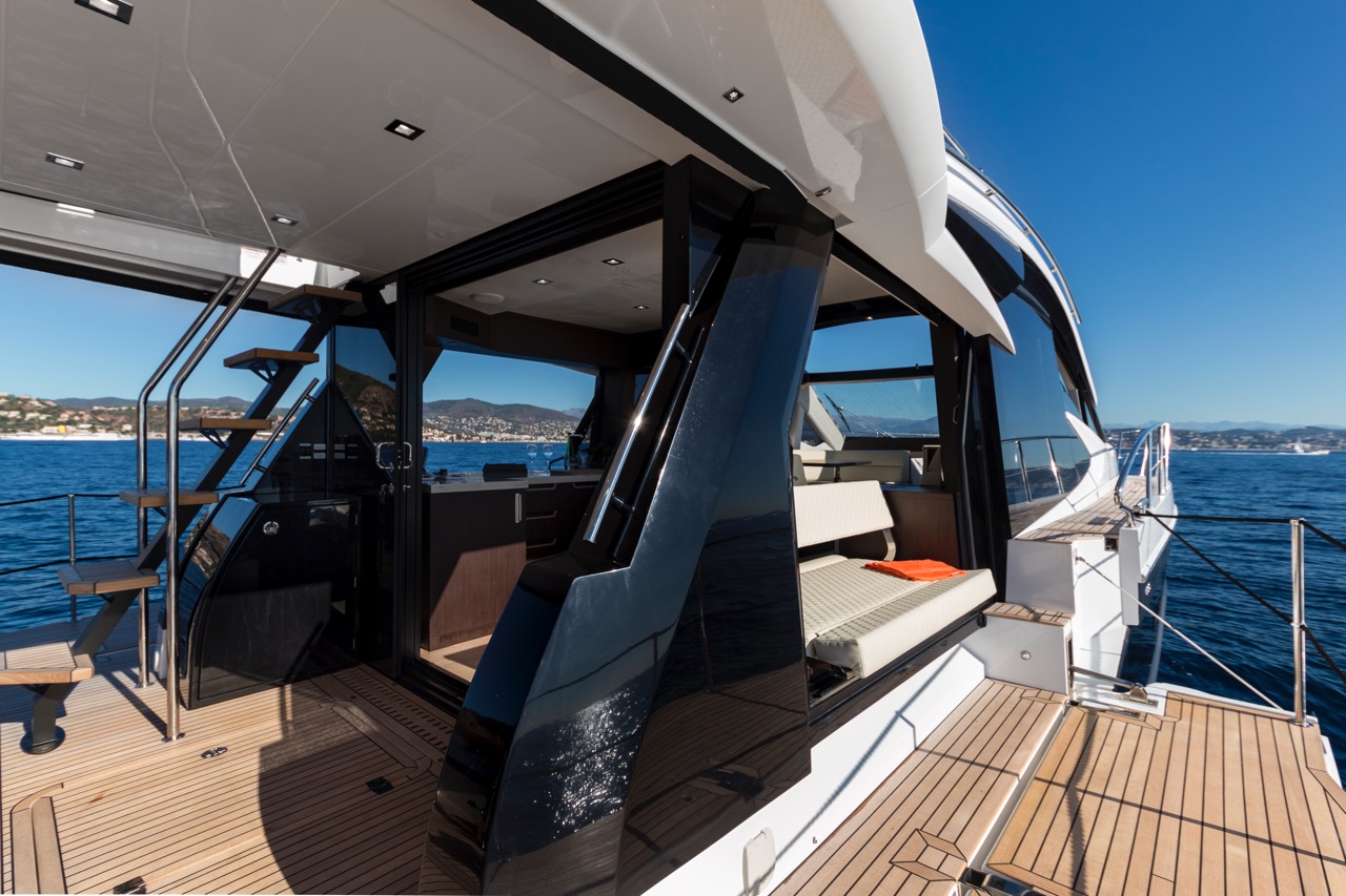 Galeon 510 SKYDECK Cockpit image 3