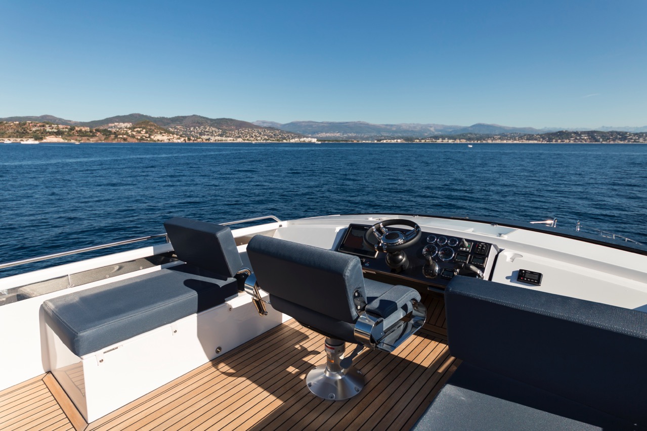Galeon 510 SKYDECK Cockpit image 12