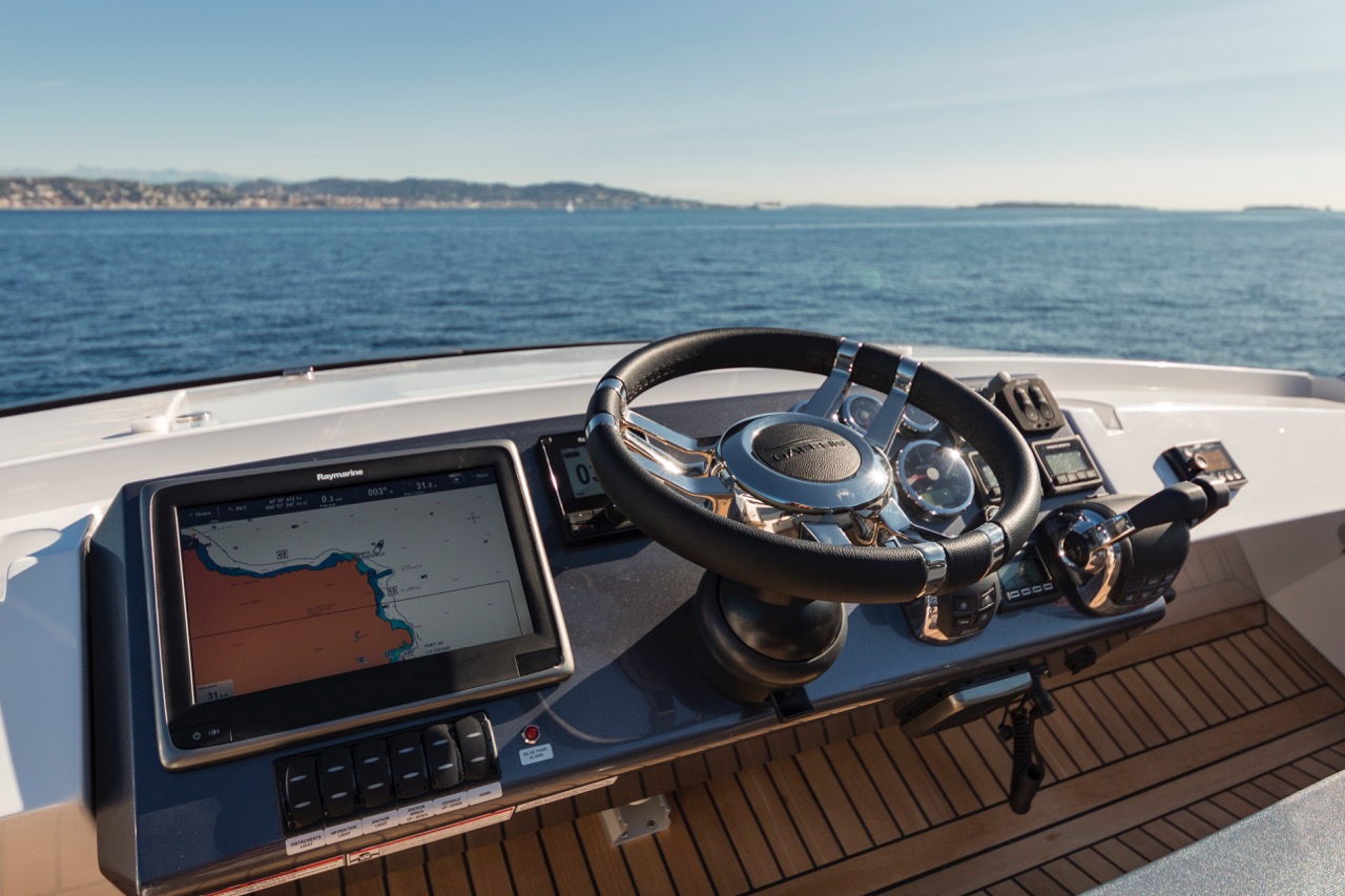 Galeon 510 SKYDECK Cockpit image 13
