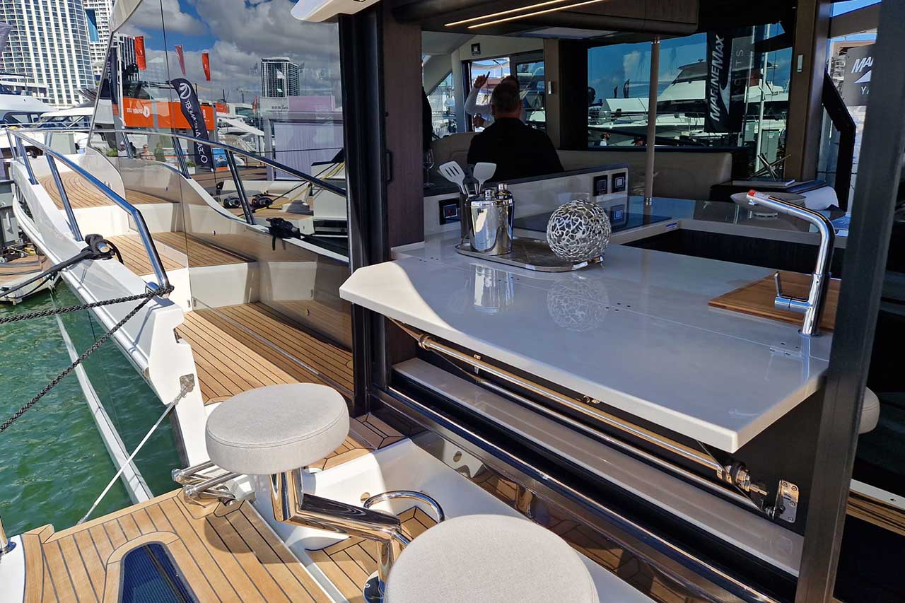 Galeon 560 Fly Cockpit image 2