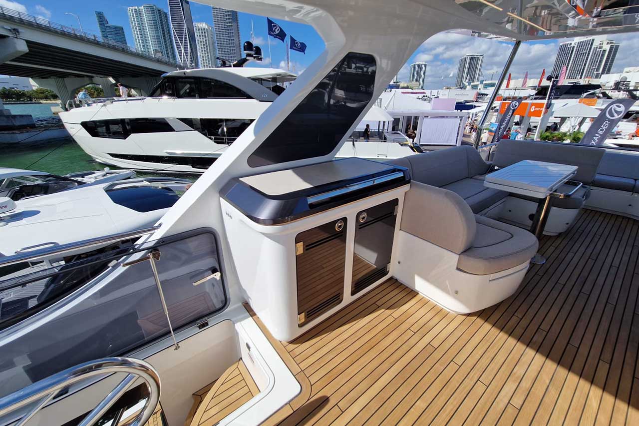 Galeon 560 Fly Cockpit image 7