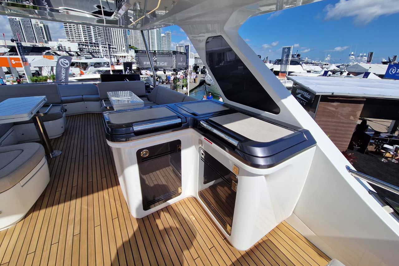 Galeon 560 Fly Cockpit image 11