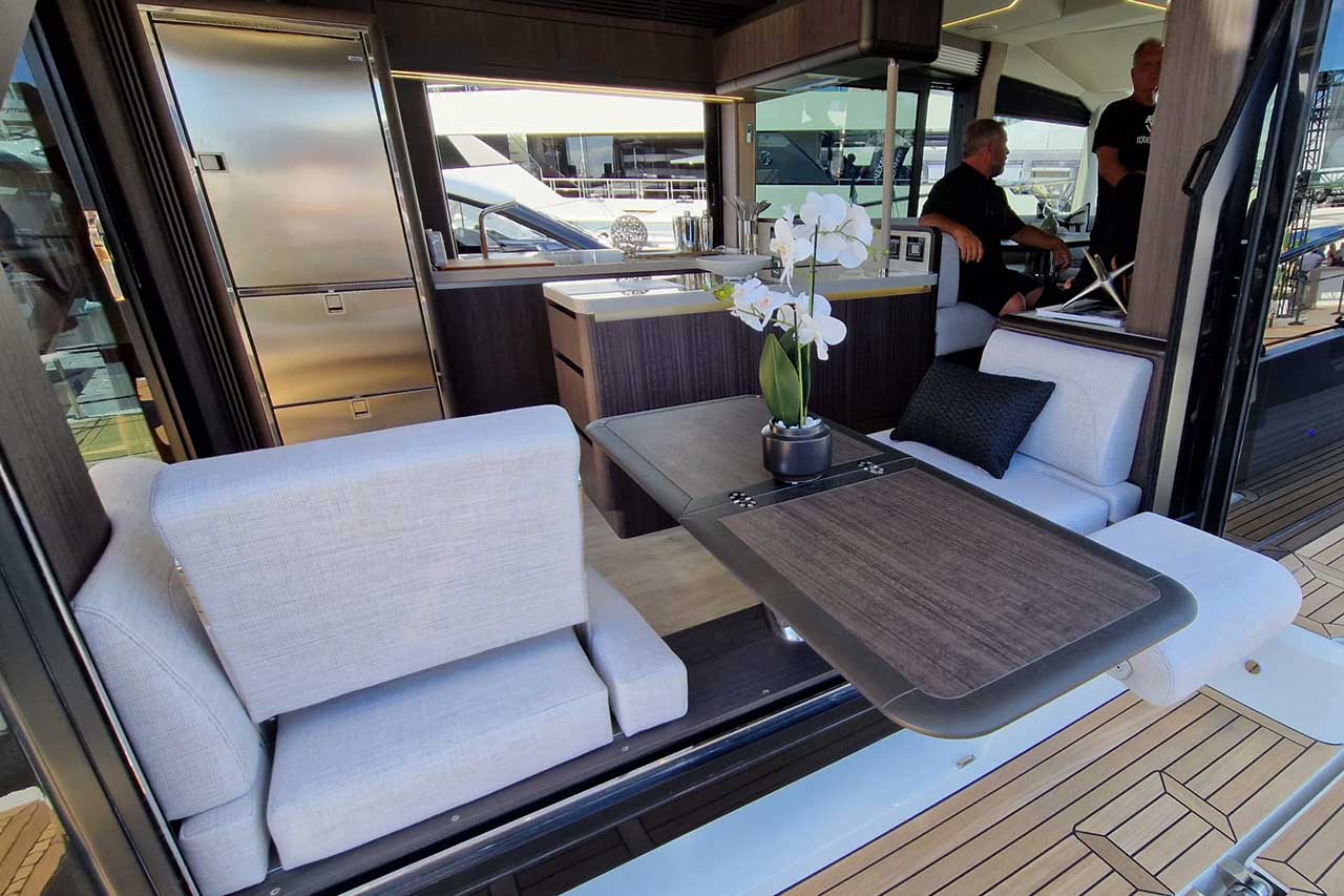 Galeon 560 Fly Cockpit image 14