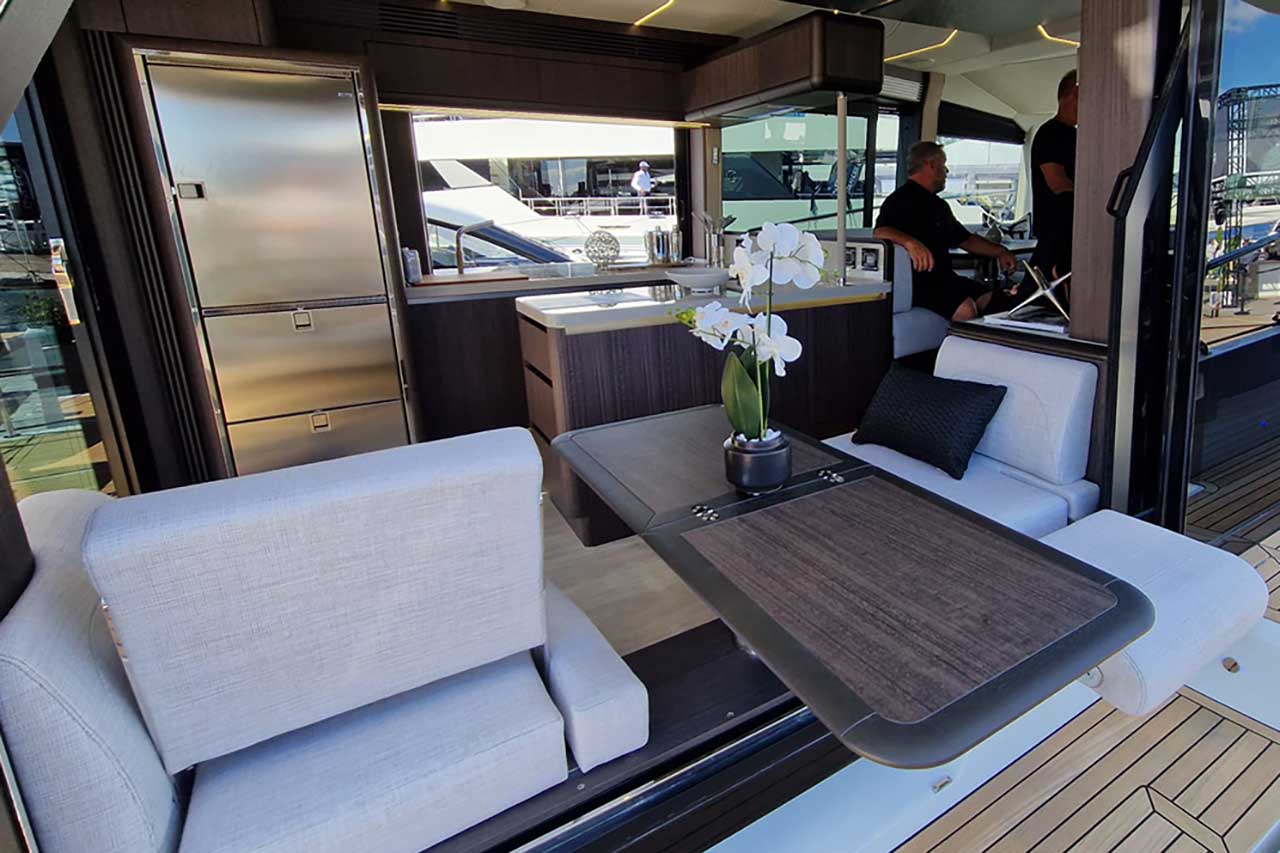 Galeon 560 Fly Cockpit image 16