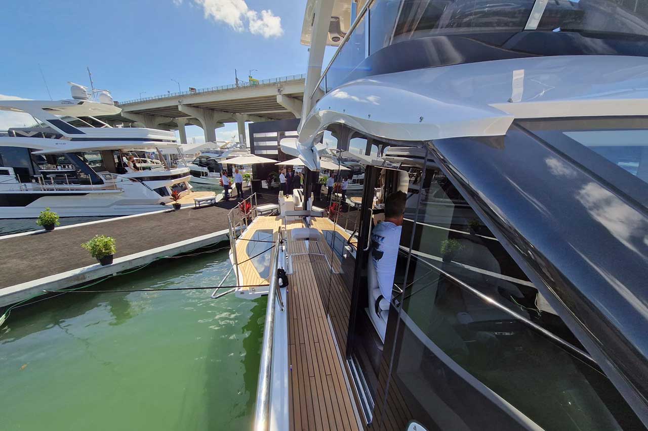 Galeon 560 Fly Cockpit image 18