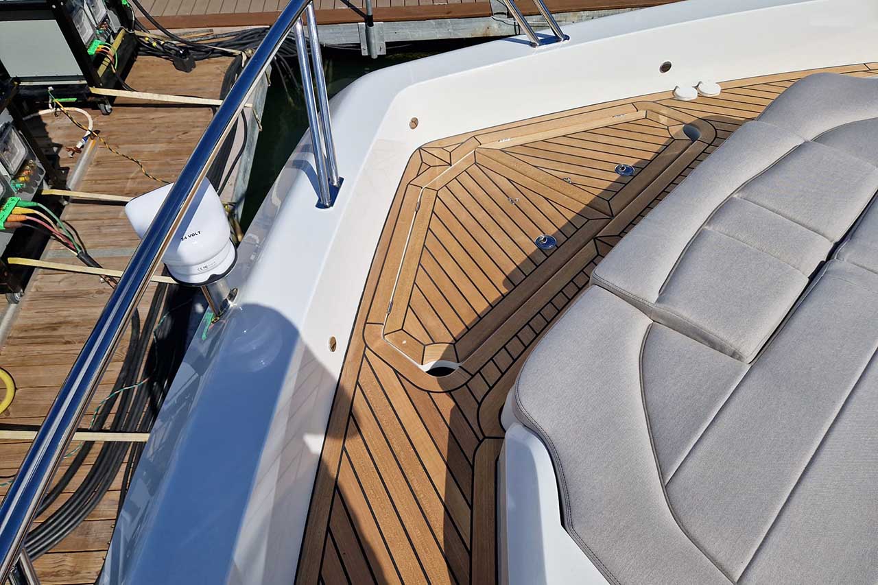 Galeon 560 Fly Cockpit image 19