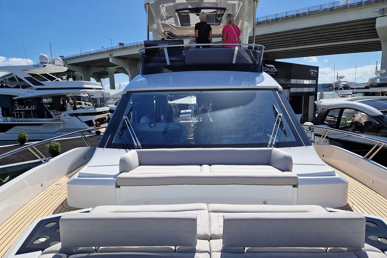 Galeon 560 Fly Cockpit image 20