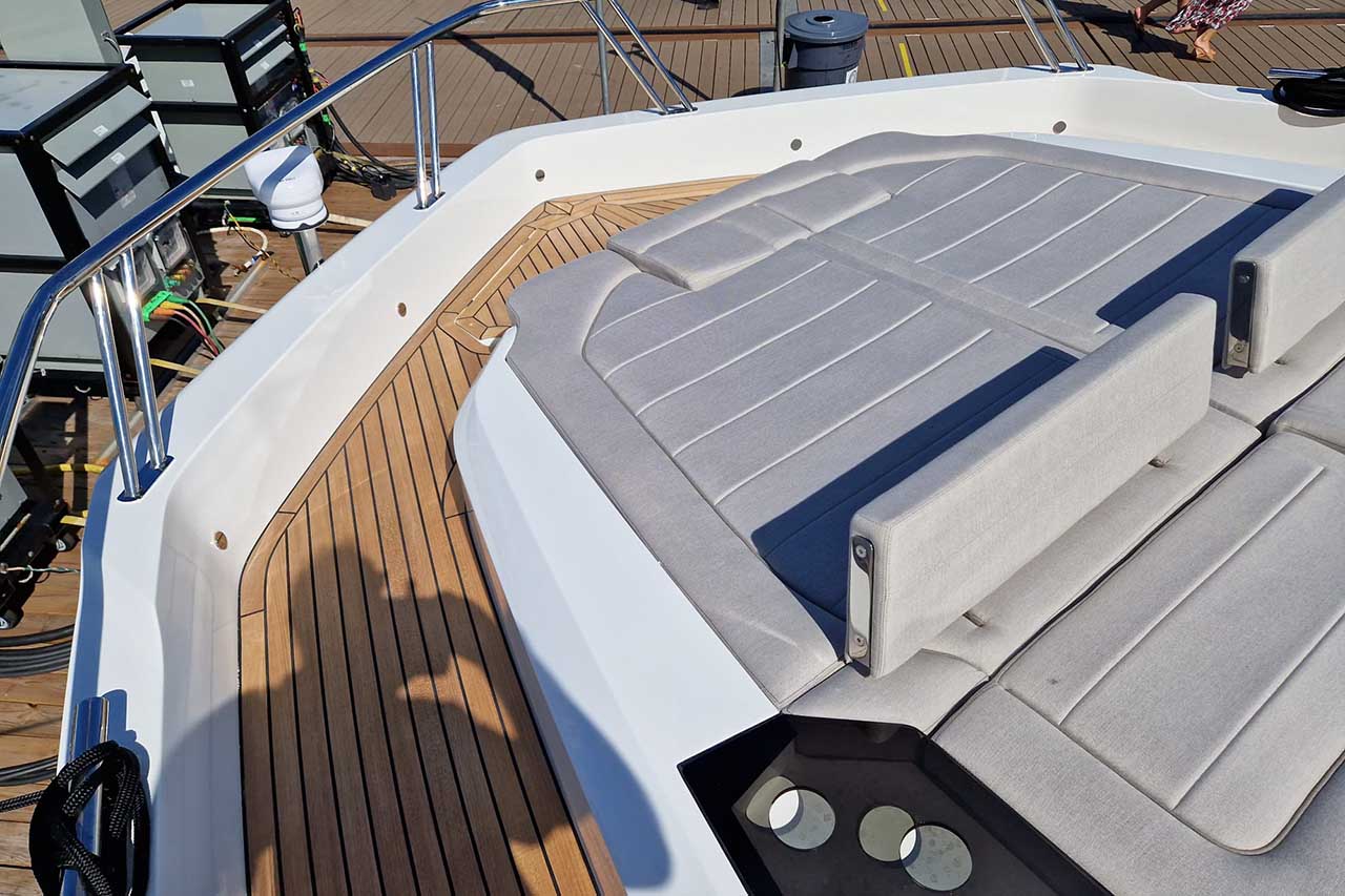 Galeon 560 Fly Cockpit image 22