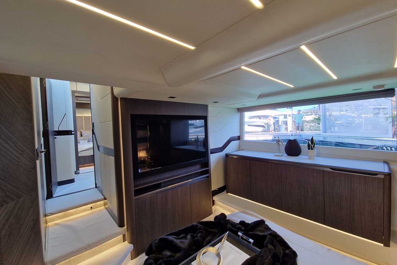 Galeon 560 Fly Interior image 2