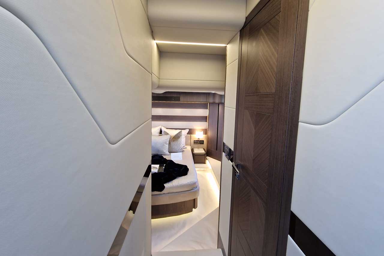Galeon 560 Fly Interior image 4