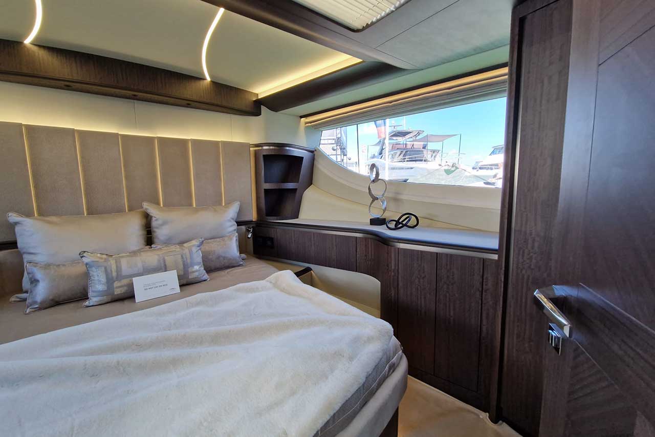Galeon 560 Fly Interior image 7