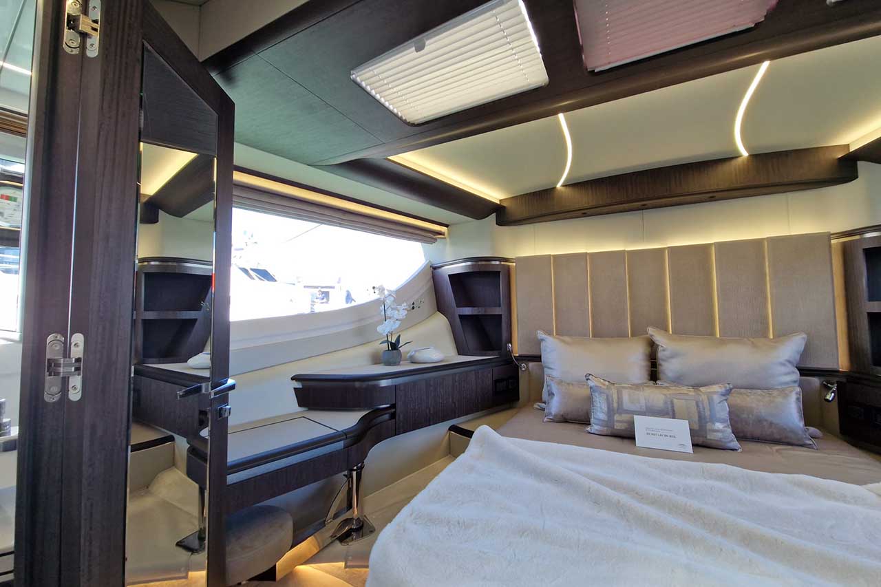 Galeon 560 Fly Interior image 8