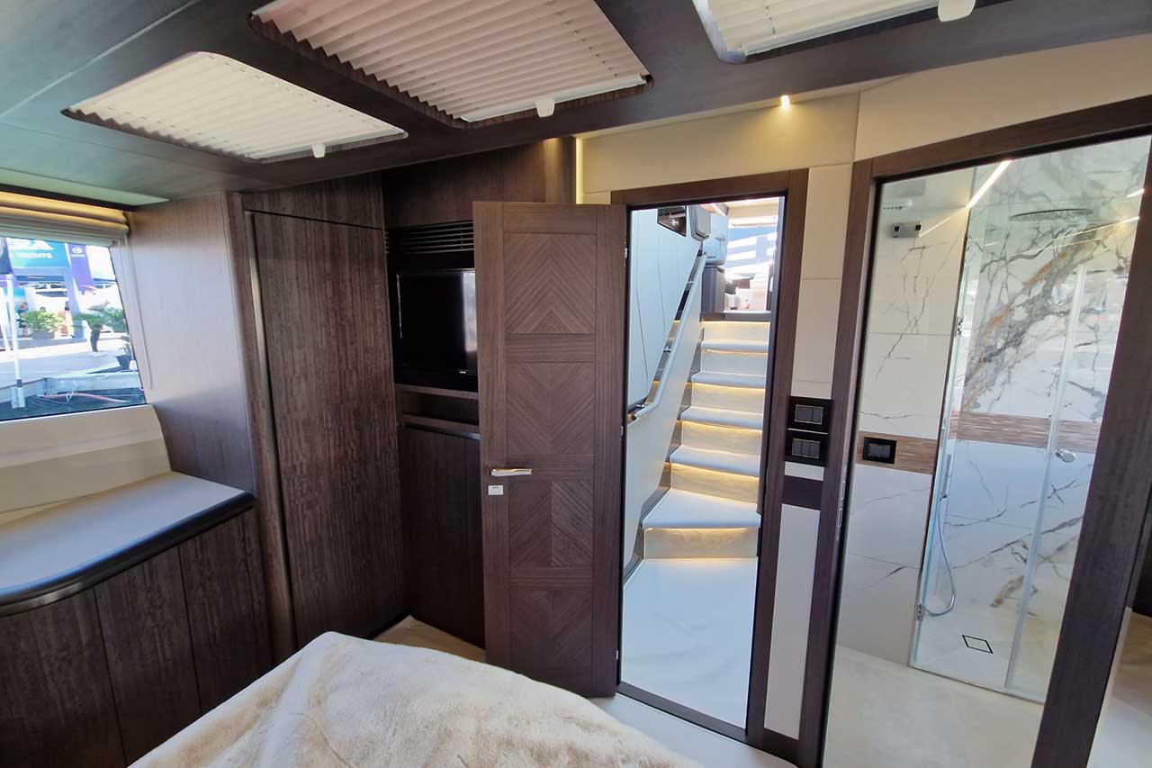 Galeon 560 Fly Interior image 9
