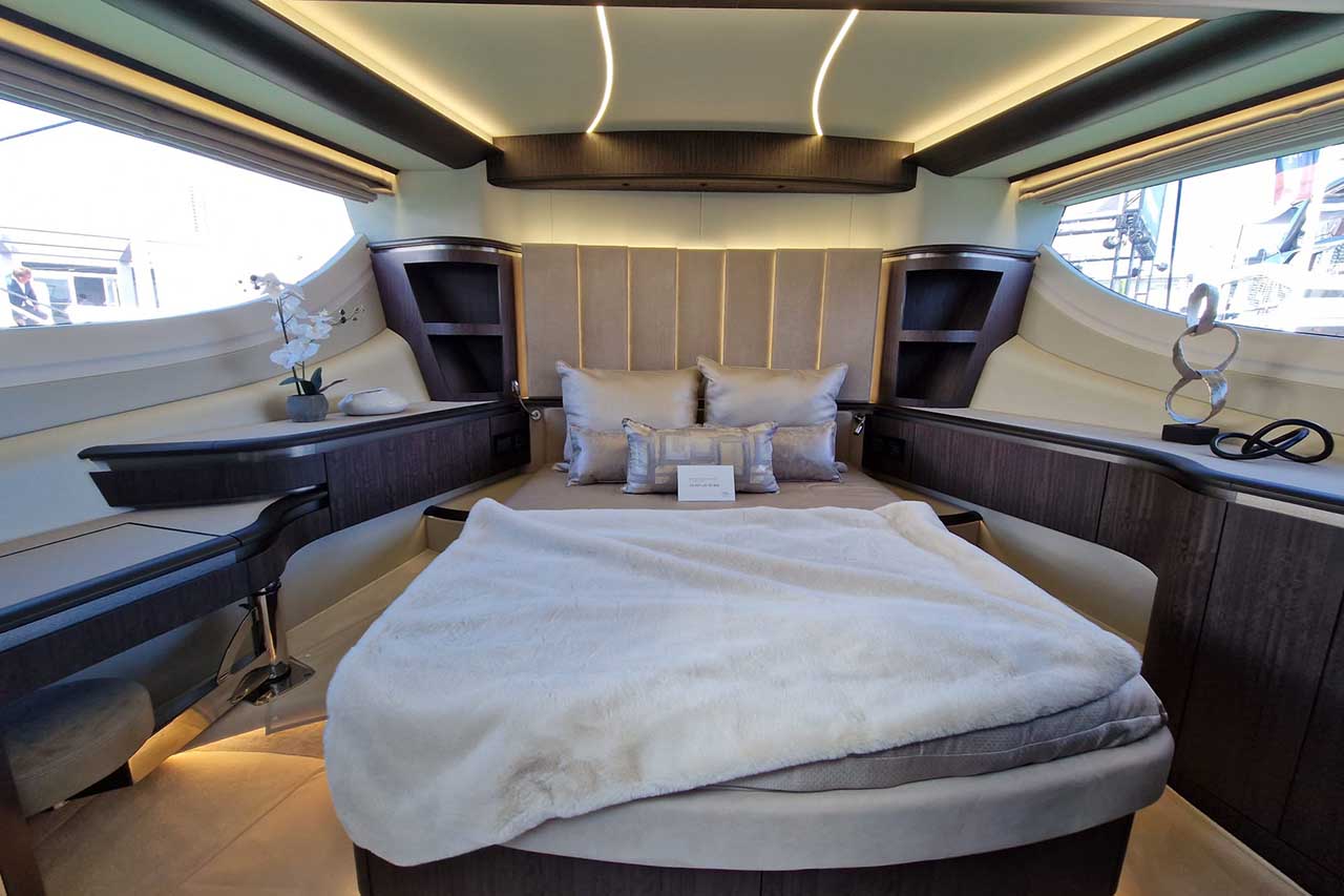 Galeon 560 Fly Interior image 10